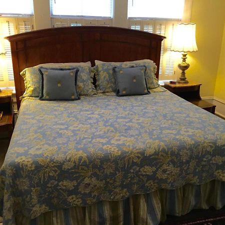 Oak Manor Inn Хартсвил Екстериор снимка