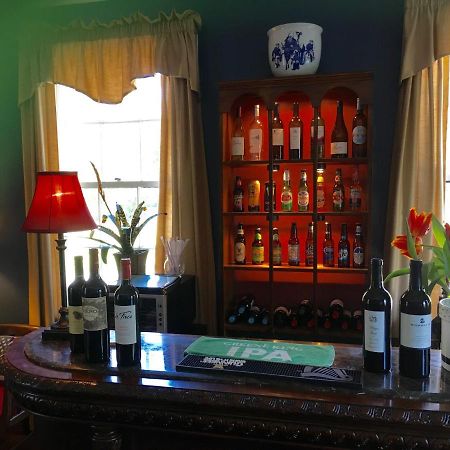 Oak Manor Inn Хартсвил Екстериор снимка