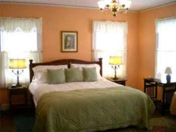 Oak Manor Inn Хартсвил Екстериор снимка