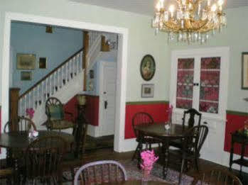 Oak Manor Inn Хартсвил Екстериор снимка