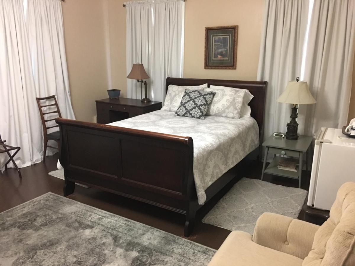 Oak Manor Inn Хартсвил Екстериор снимка
